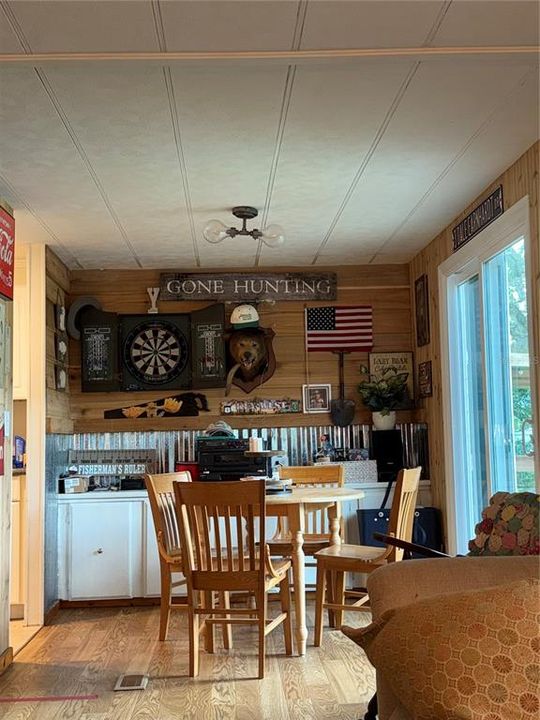 For Sale: $275,000 (3 beds, 2 baths, 1296 Square Feet)