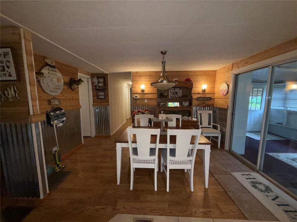 For Sale: $275,000 (3 beds, 2 baths, 1296 Square Feet)