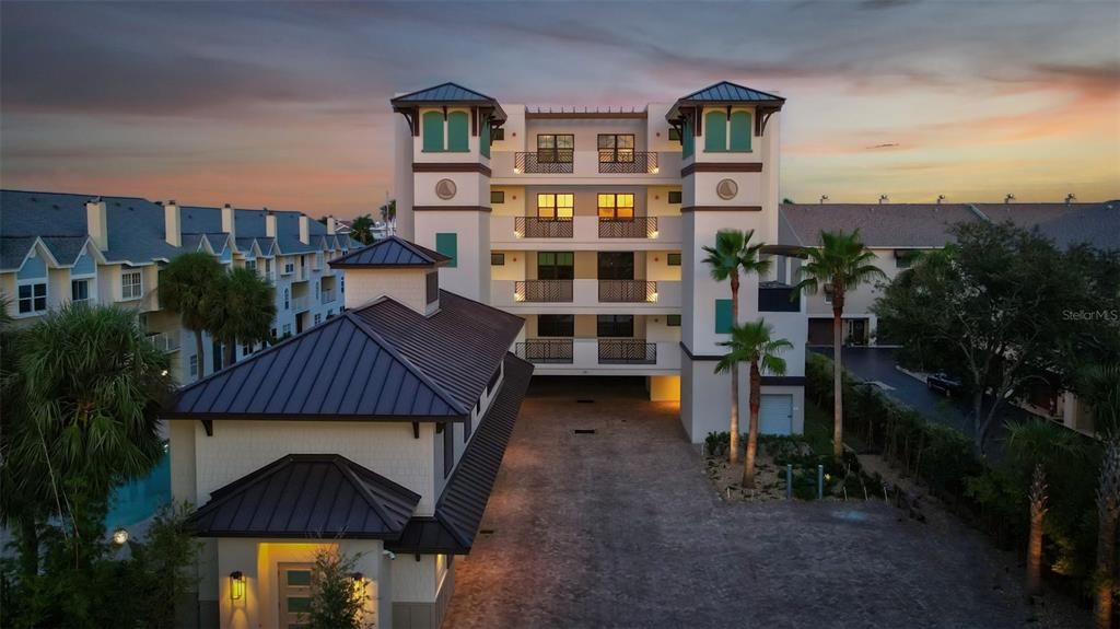 Active With Contract: $2,000,000 (3 beds, 3 baths, 3126 Square Feet)