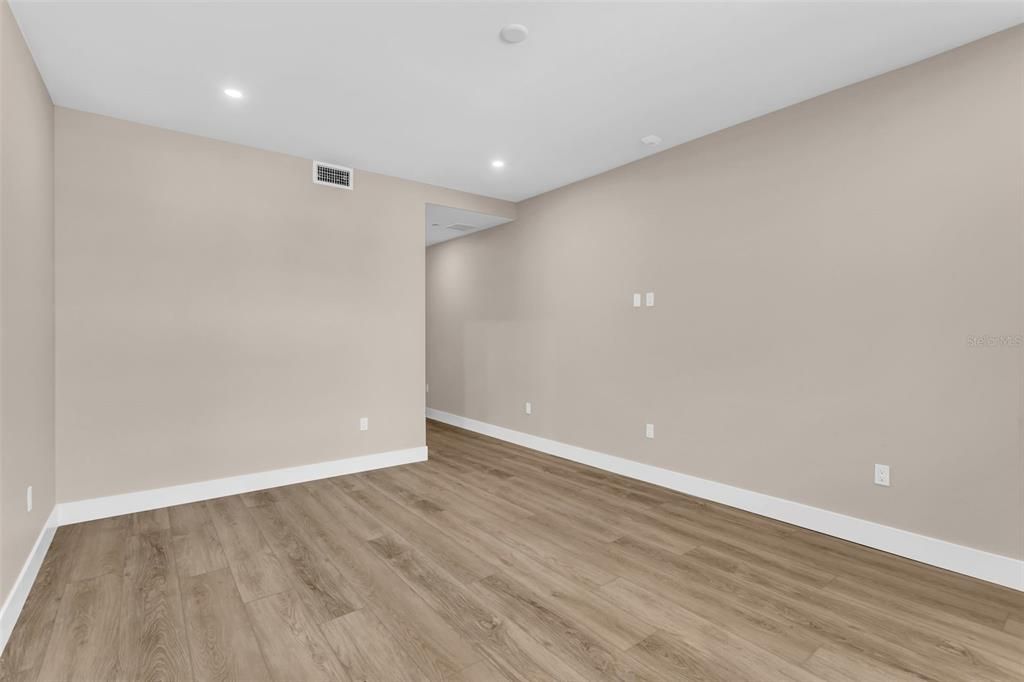 Active With Contract: $2,000,000 (3 beds, 3 baths, 3126 Square Feet)
