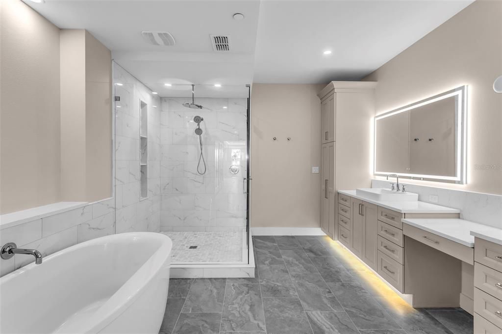 Active With Contract: $2,000,000 (3 beds, 3 baths, 3126 Square Feet)