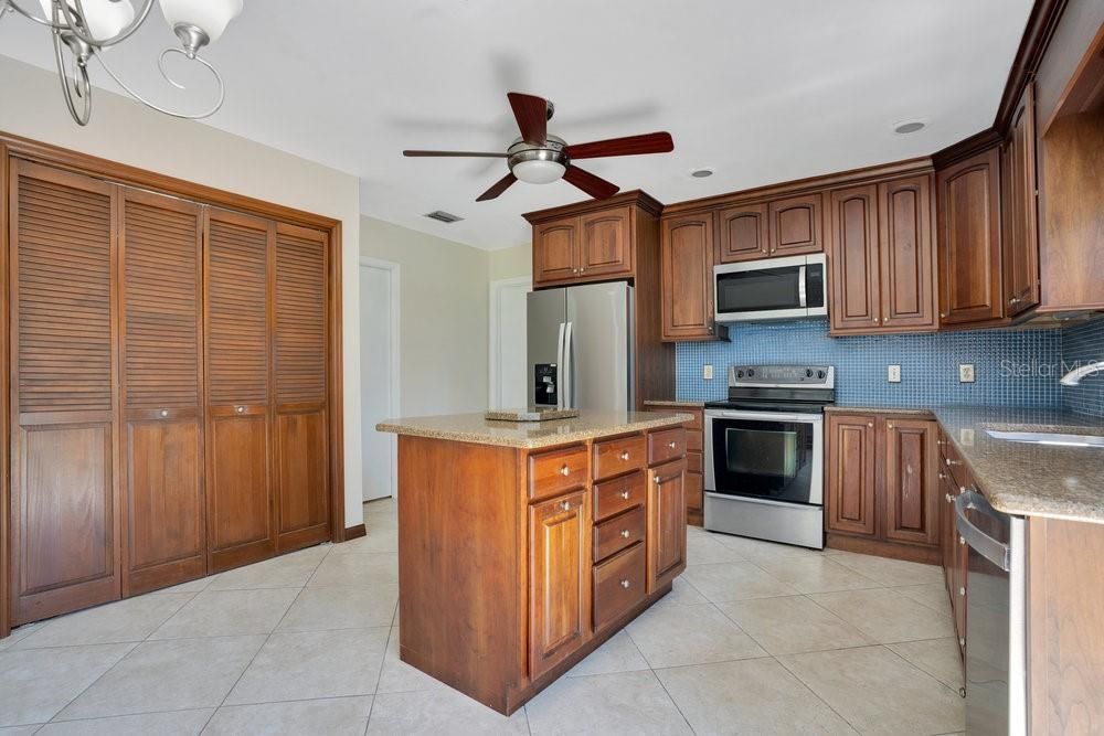 待售: $499,900 (4 贝兹, 2 浴室, 2375 平方英尺)