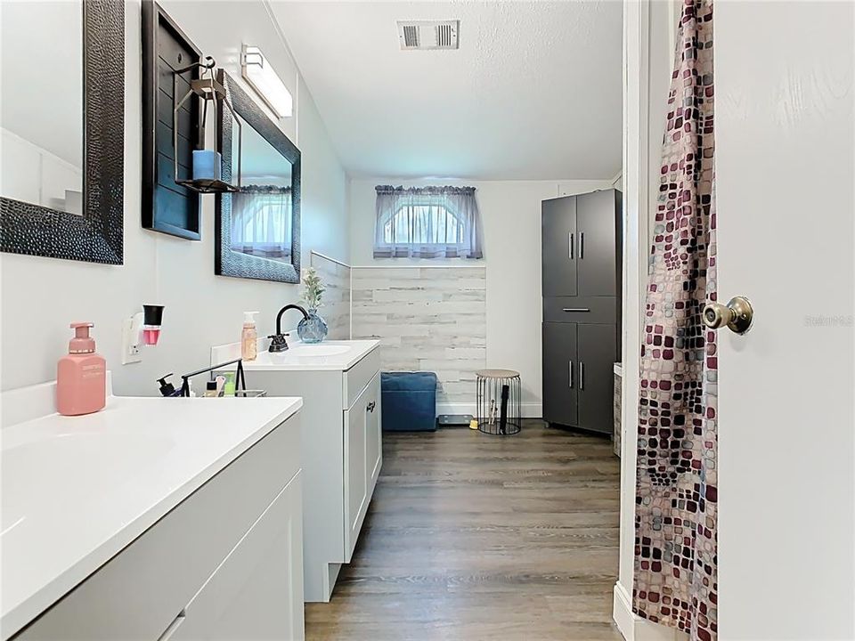 待售: $325,000 (4 贝兹, 2 浴室, 1620 平方英尺)