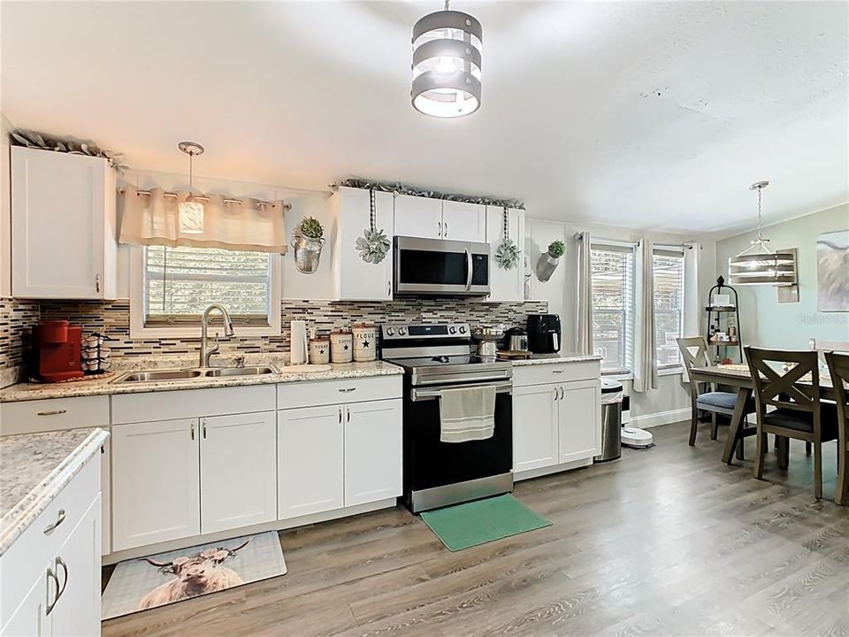 待售: $325,000 (4 贝兹, 2 浴室, 1620 平方英尺)