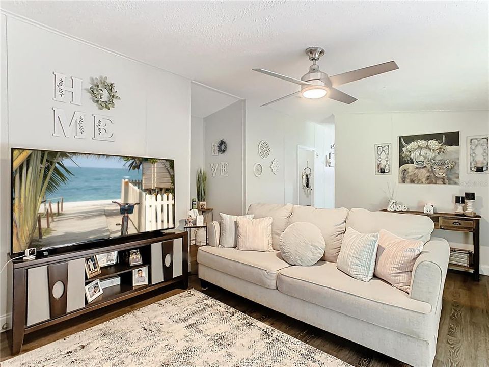 待售: $325,000 (4 贝兹, 2 浴室, 1620 平方英尺)