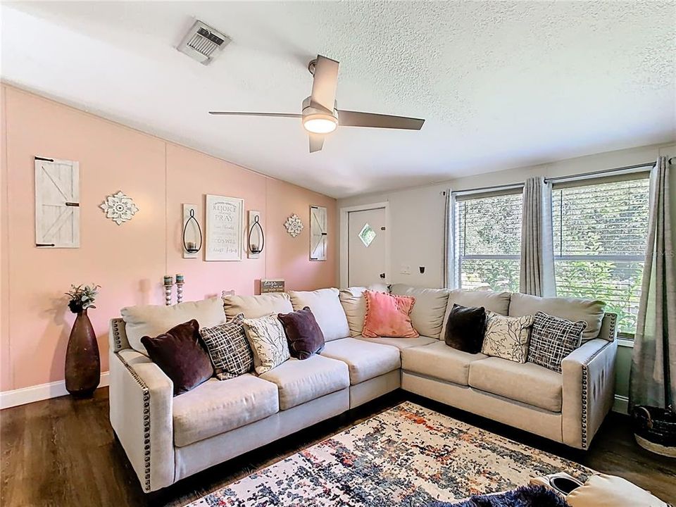 待售: $325,000 (4 贝兹, 2 浴室, 1620 平方英尺)