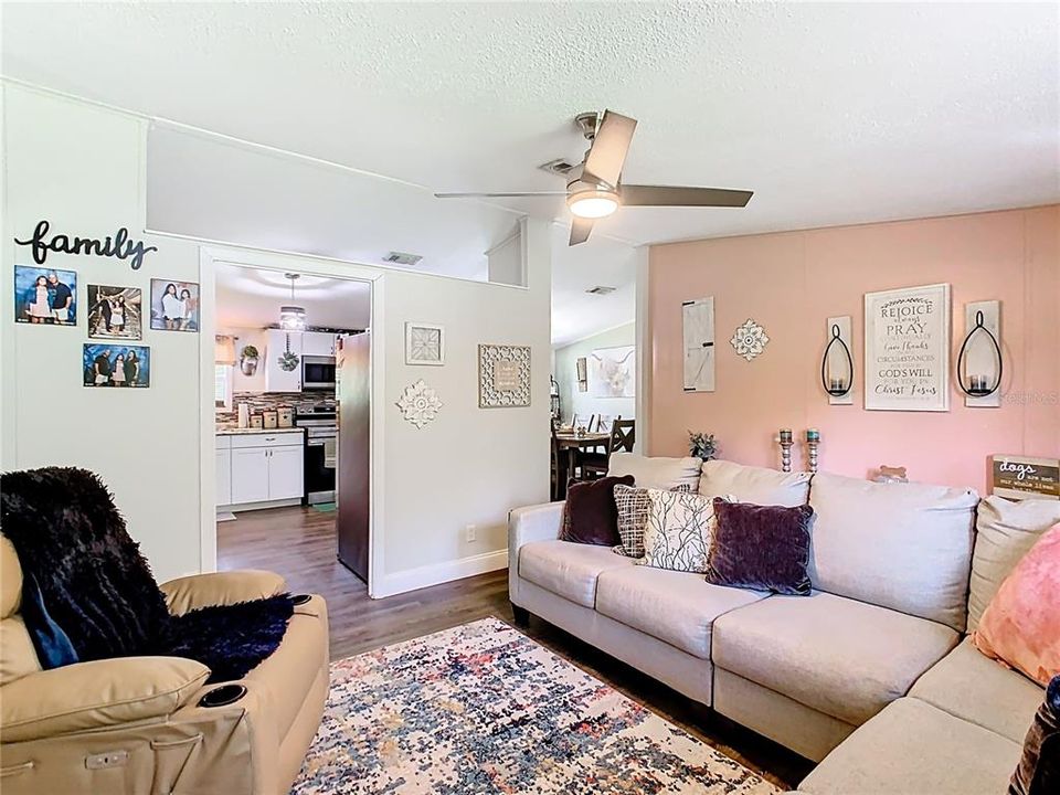 待售: $325,000 (4 贝兹, 2 浴室, 1620 平方英尺)