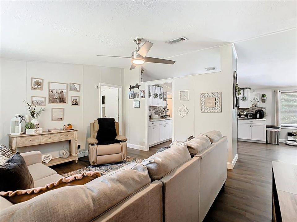 待售: $325,000 (4 贝兹, 2 浴室, 1620 平方英尺)