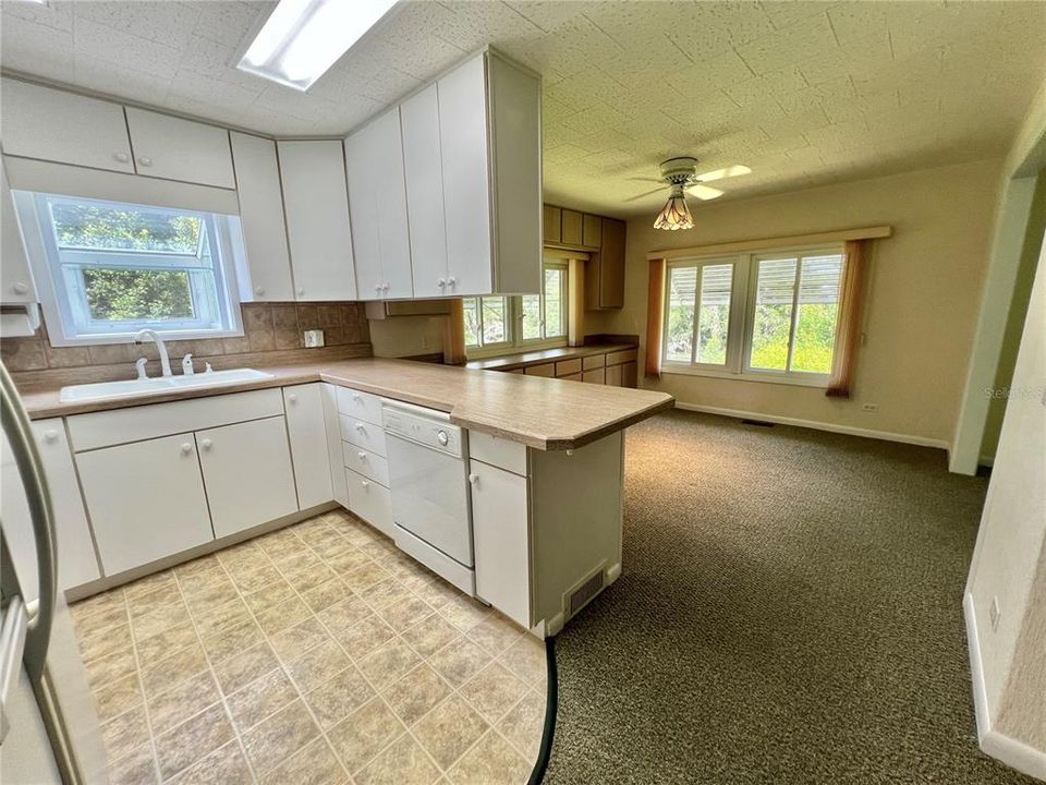 На продажу: $199,000 (2 спален, 2 ванн, 1274 Квадратных фут)