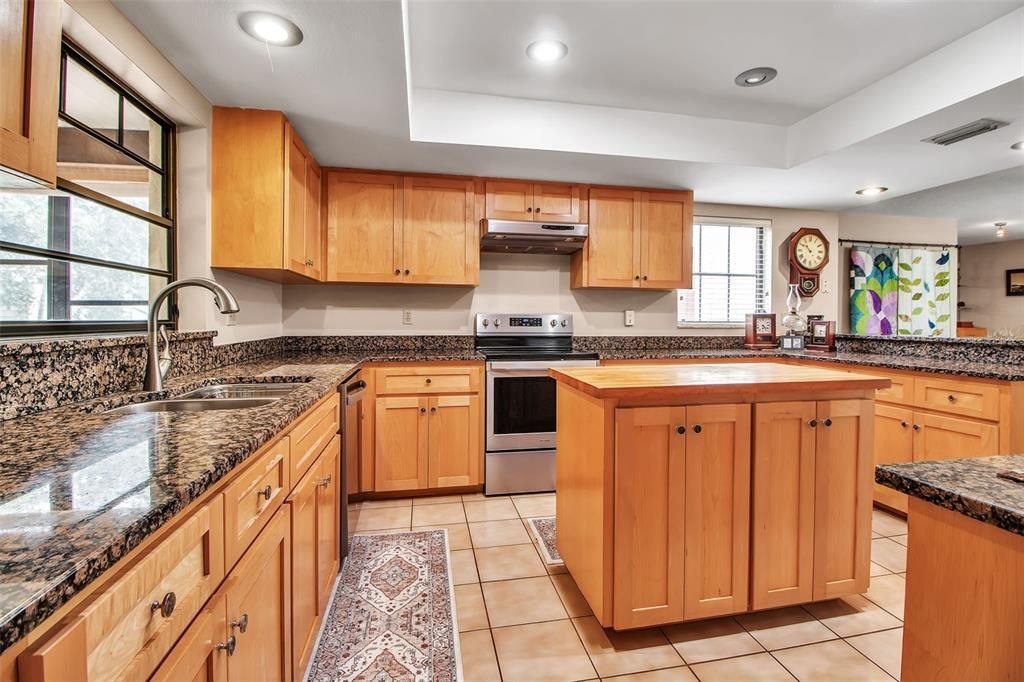 For Sale: $1,100,000 (3 beds, 2 baths, 3022 Square Feet)