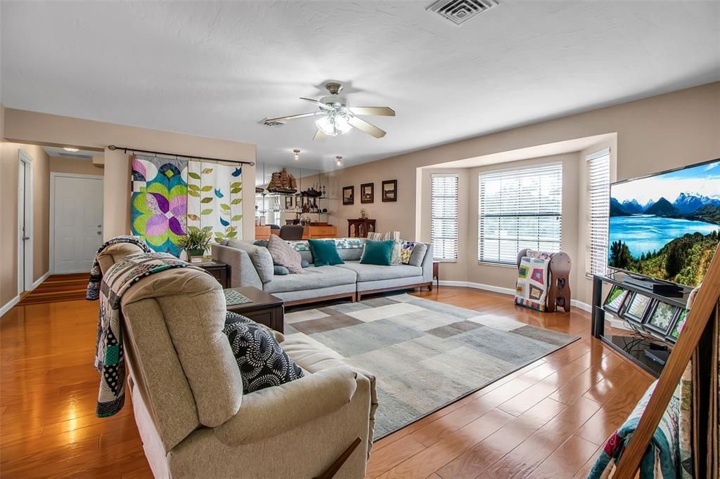 For Sale: $1,100,000 (3 beds, 2 baths, 3022 Square Feet)