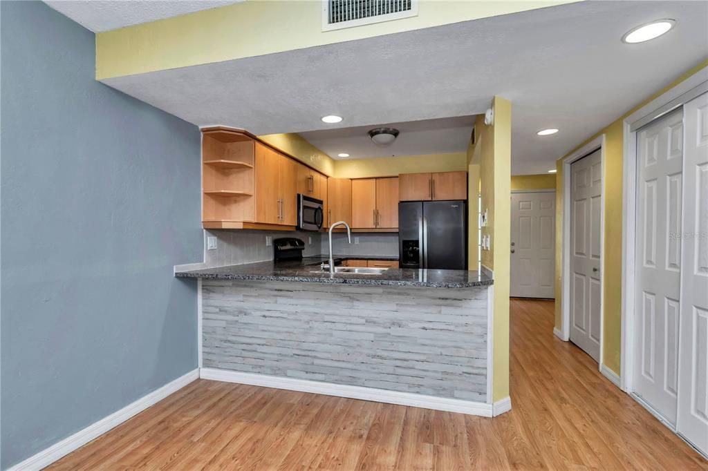 На продажу: $169,000 (2 спален, 2 ванн, 1230 Квадратных фут)