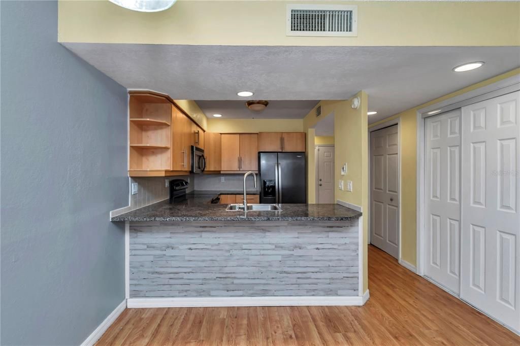 На продажу: $169,000 (2 спален, 2 ванн, 1230 Квадратных фут)