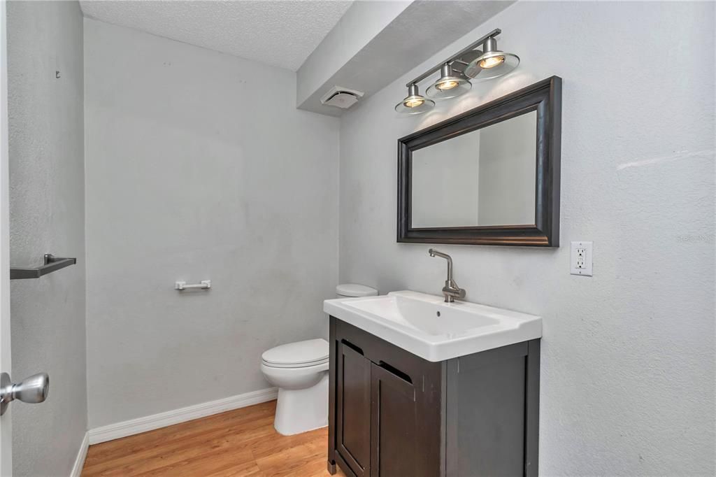 На продажу: $169,000 (2 спален, 2 ванн, 1230 Квадратных фут)