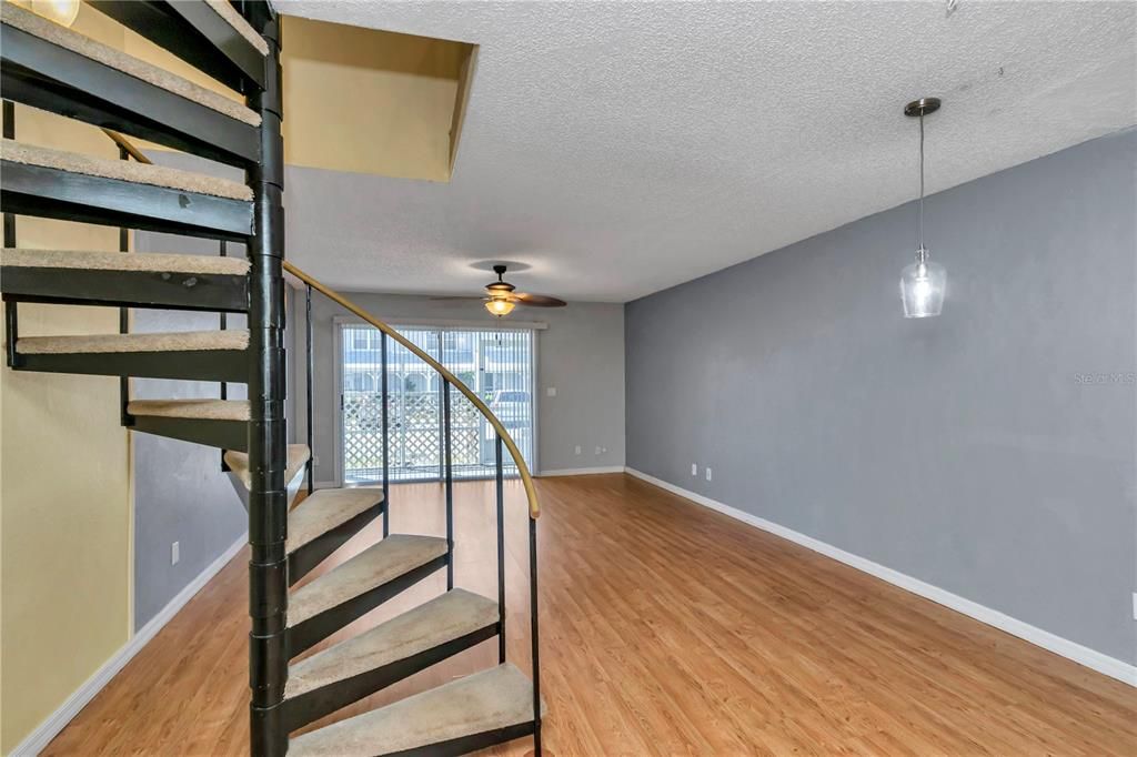 На продажу: $169,000 (2 спален, 2 ванн, 1230 Квадратных фут)