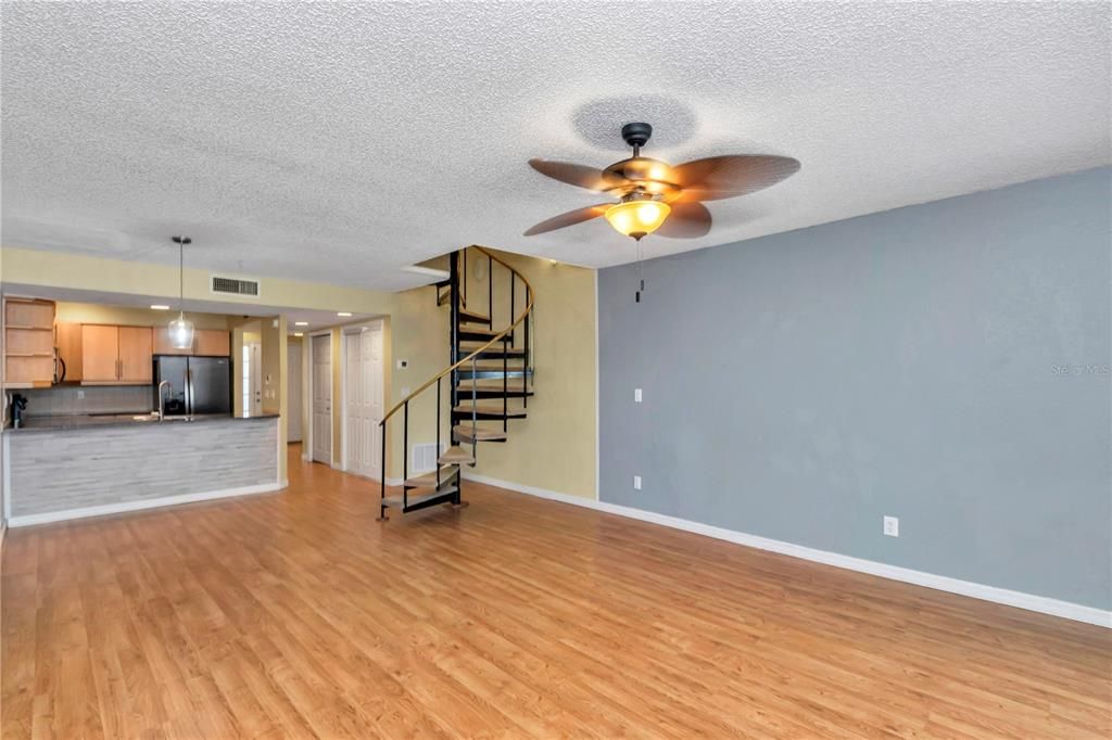 На продажу: $169,000 (2 спален, 2 ванн, 1230 Квадратных фут)