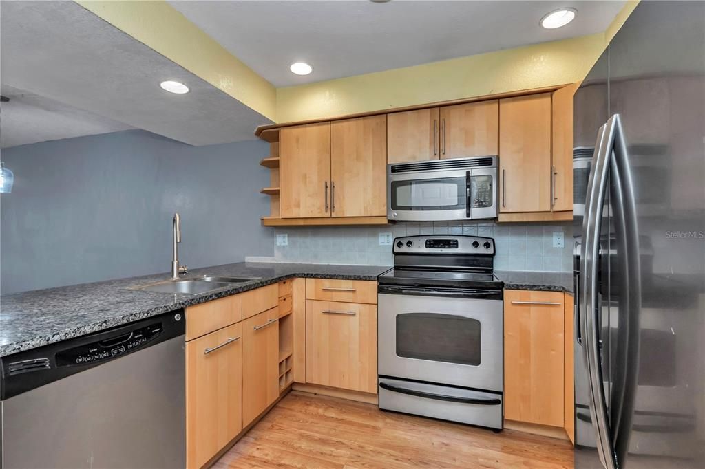 На продажу: $169,000 (2 спален, 2 ванн, 1230 Квадратных фут)