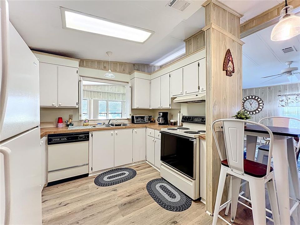 На продажу: $150,000 (2 спален, 2 ванн, 1248 Квадратных фут)