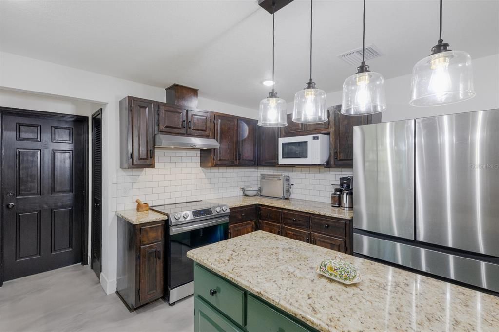 Active With Contract: $564,990 (4 beds, 2 baths, 2318 Square Feet)