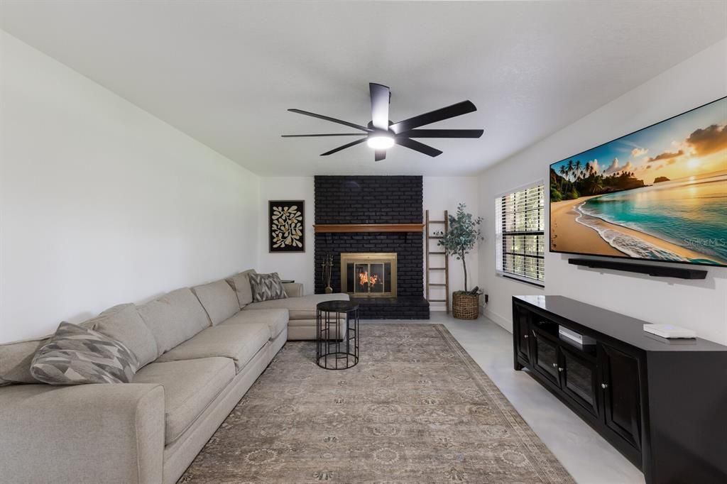 Active With Contract: $564,990 (4 beds, 2 baths, 2318 Square Feet)