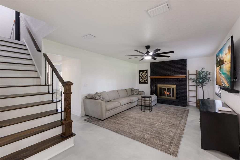 Active With Contract: $564,990 (4 beds, 2 baths, 2318 Square Feet)