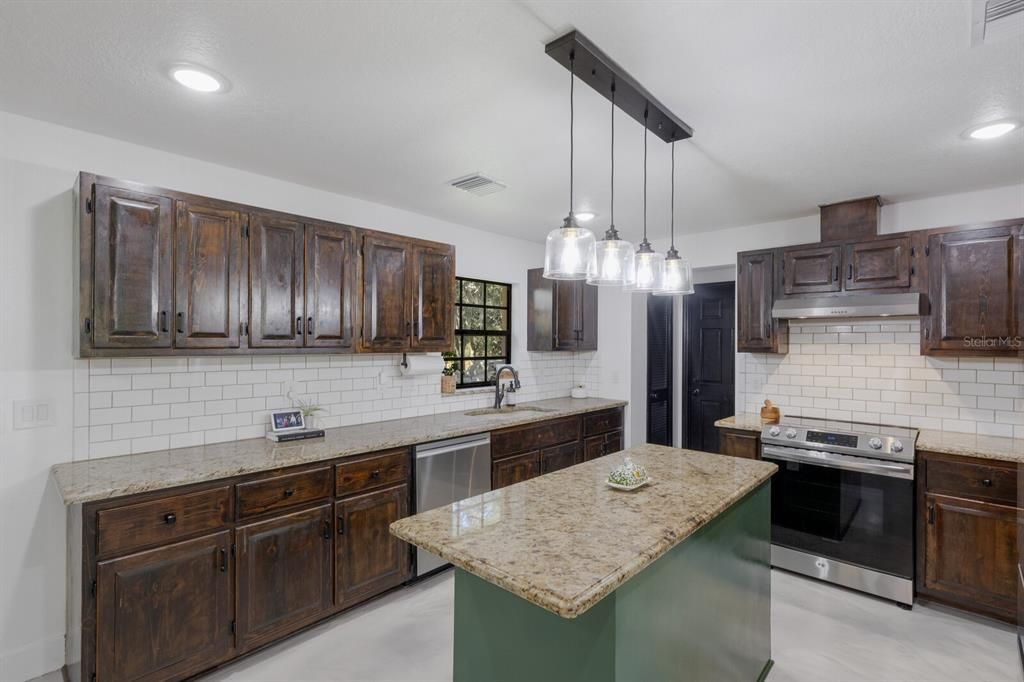 Active With Contract: $564,990 (4 beds, 2 baths, 2318 Square Feet)