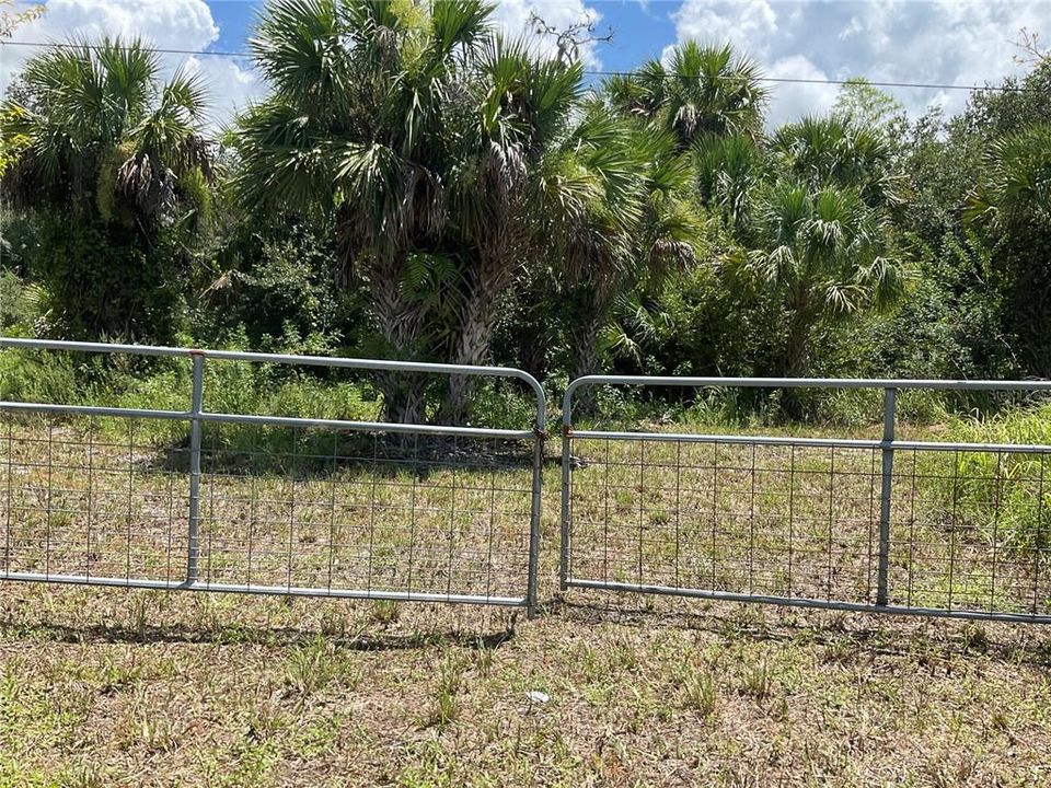 На продажу: $295,500 (2 спален, 1 ванн, 960 Квадратных фут)