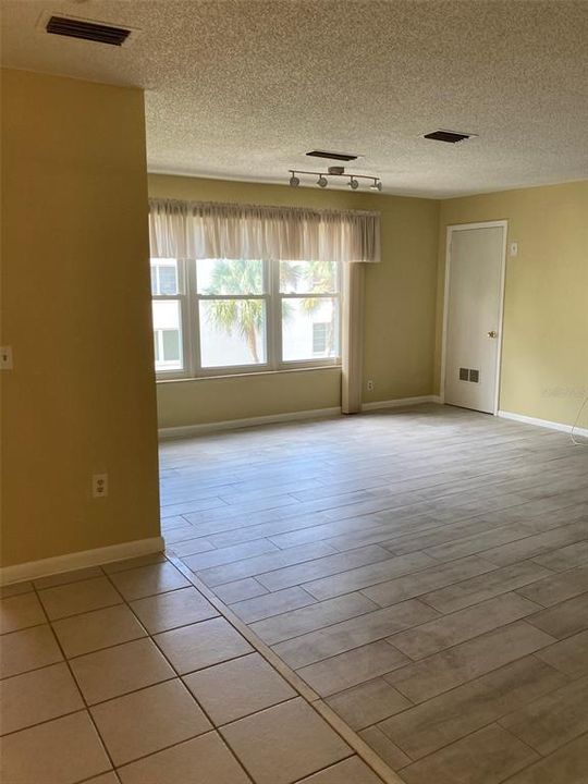 Active With Contract: $99,000 (2 beds, 2 baths, 1135 Square Feet)