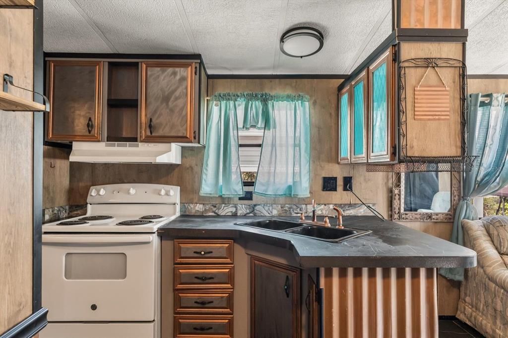 For Sale: $94,900 (1 beds, 1 baths, 396 Square Feet)