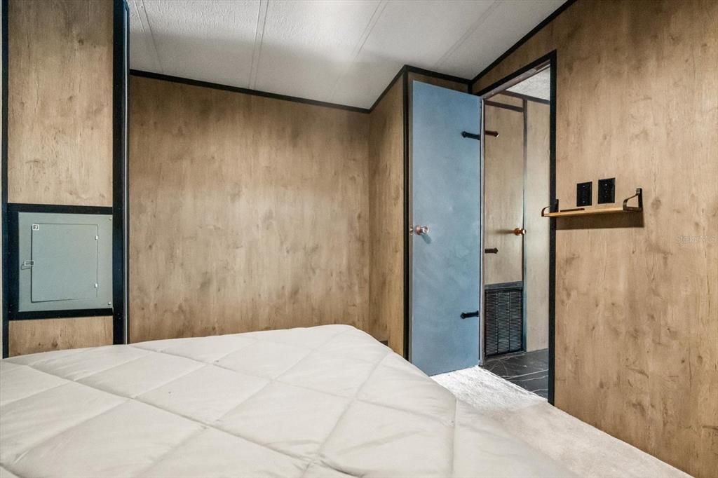 For Sale: $94,900 (1 beds, 1 baths, 396 Square Feet)