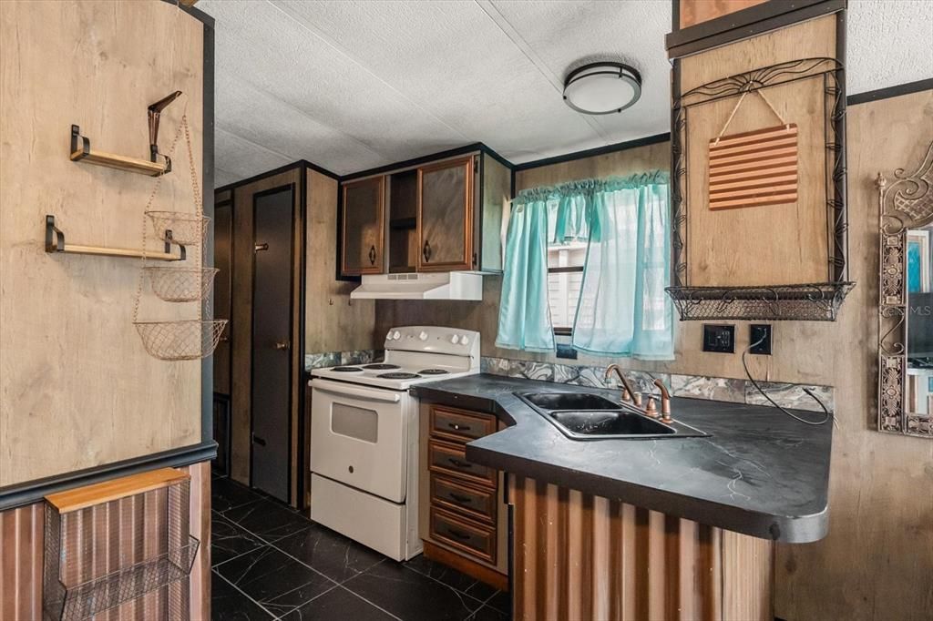 For Sale: $94,900 (1 beds, 1 baths, 396 Square Feet)