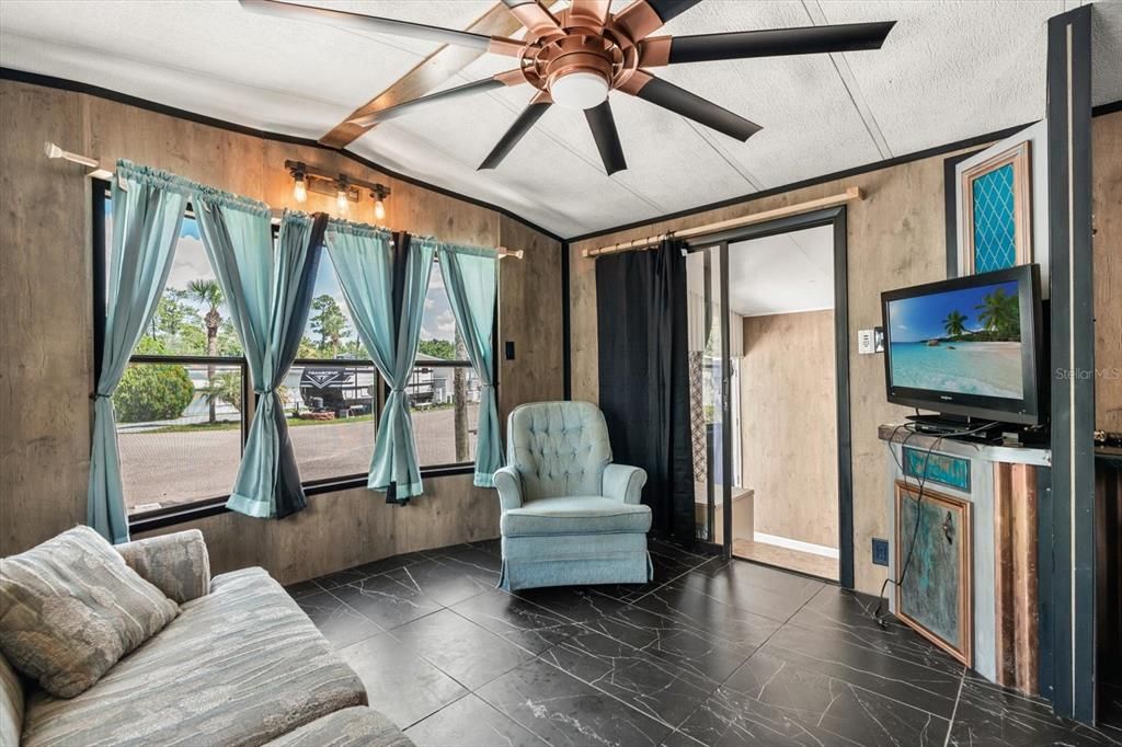 For Sale: $94,900 (1 beds, 1 baths, 396 Square Feet)