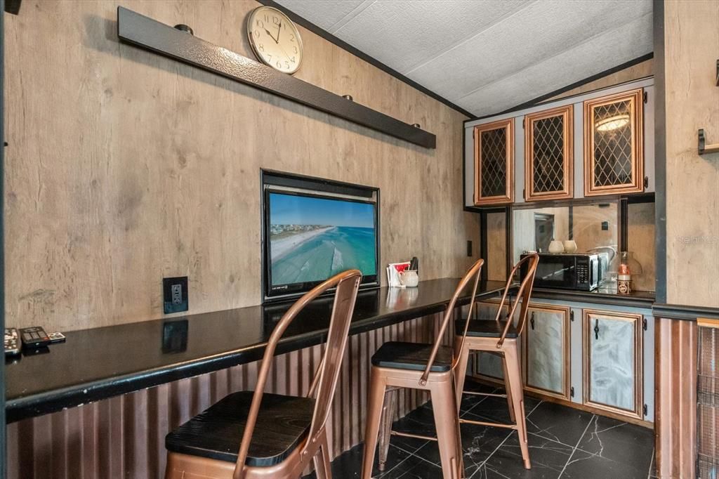 For Sale: $94,900 (1 beds, 1 baths, 396 Square Feet)