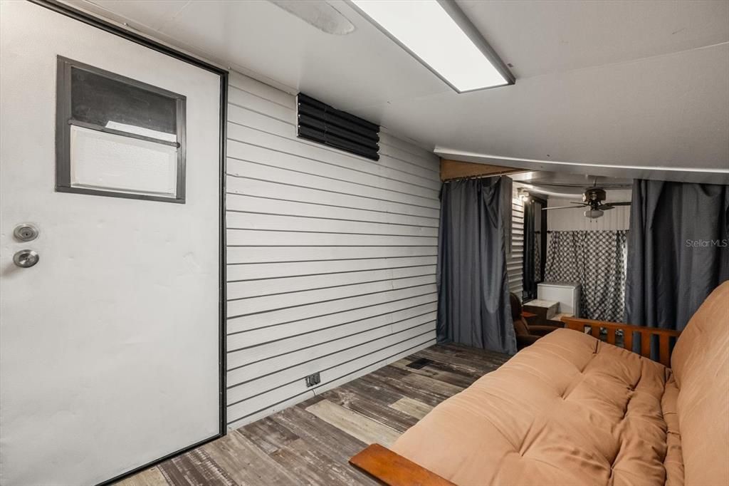 For Sale: $94,900 (1 beds, 1 baths, 396 Square Feet)