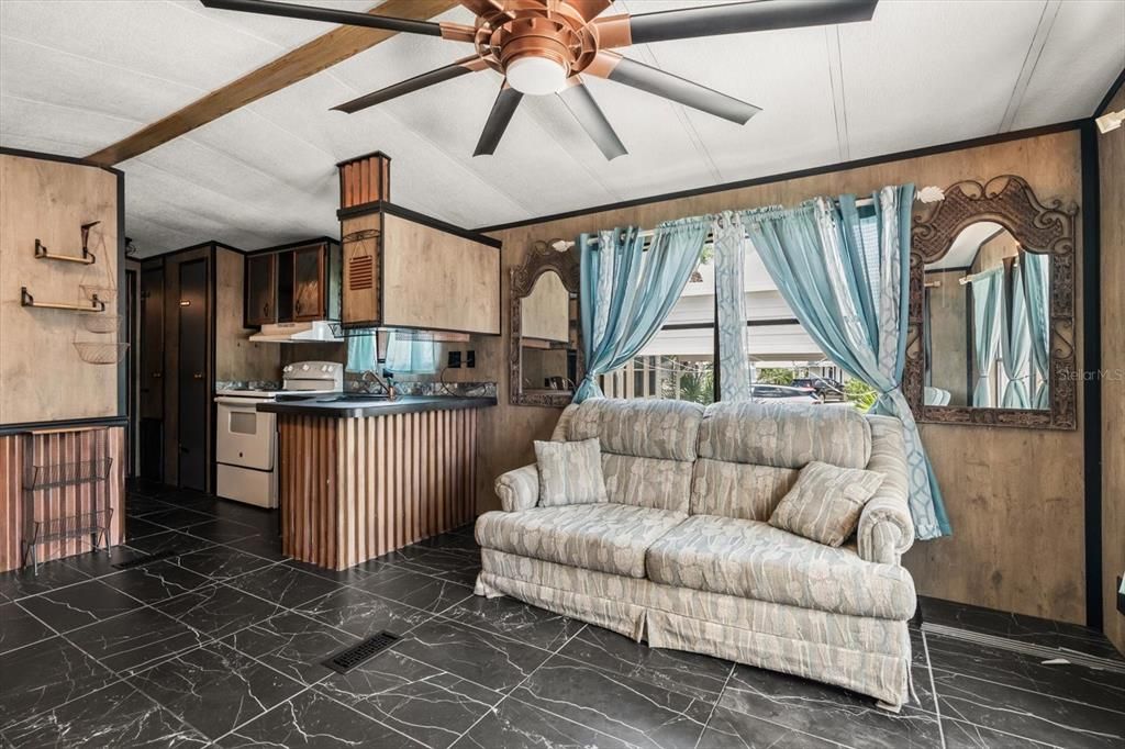 For Sale: $94,900 (1 beds, 1 baths, 396 Square Feet)