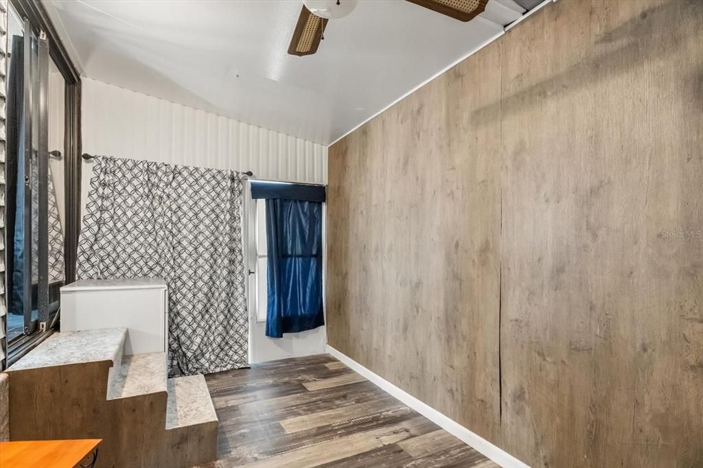 For Sale: $94,900 (1 beds, 1 baths, 396 Square Feet)