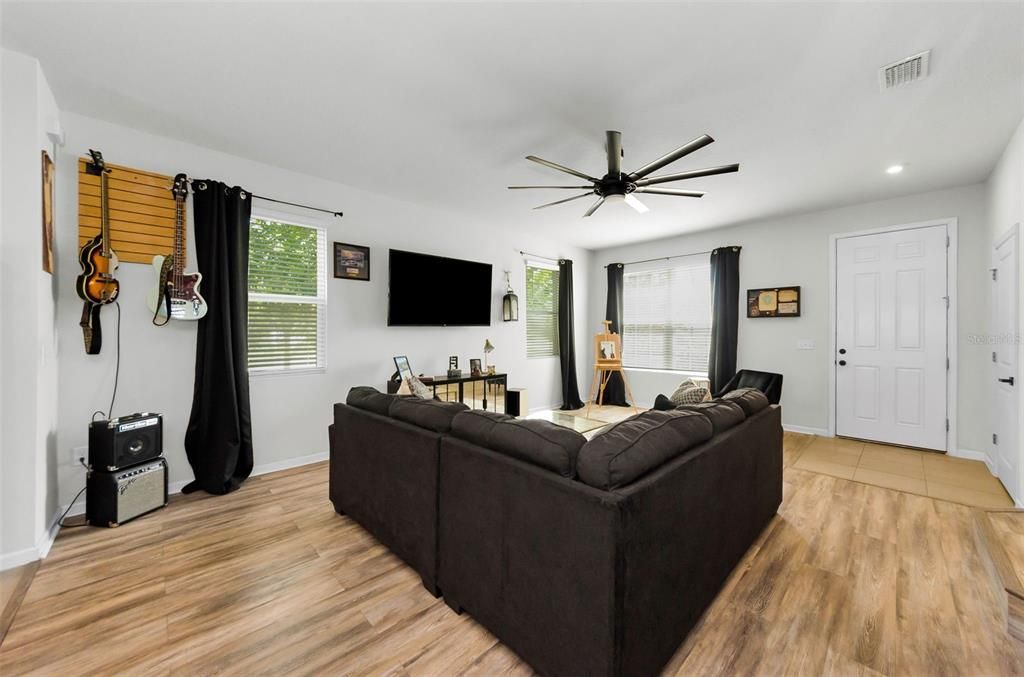 На продажу: $374,900 (3 спален, 2 ванн, 1612 Квадратных фут)