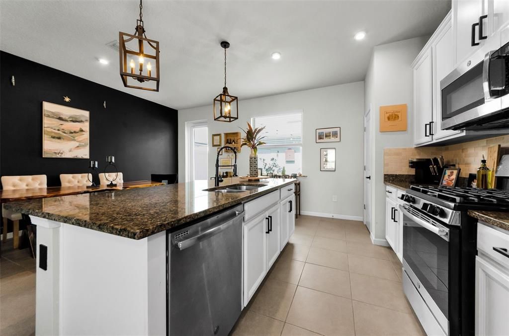 На продажу: $374,900 (3 спален, 2 ванн, 1612 Квадратных фут)