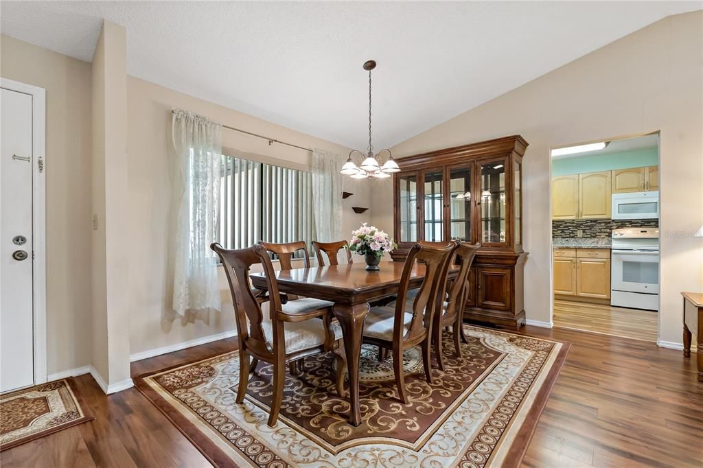 Activo con contrato: $149,900 (2 camas, 2 baños, 1211 Pies cuadrados)