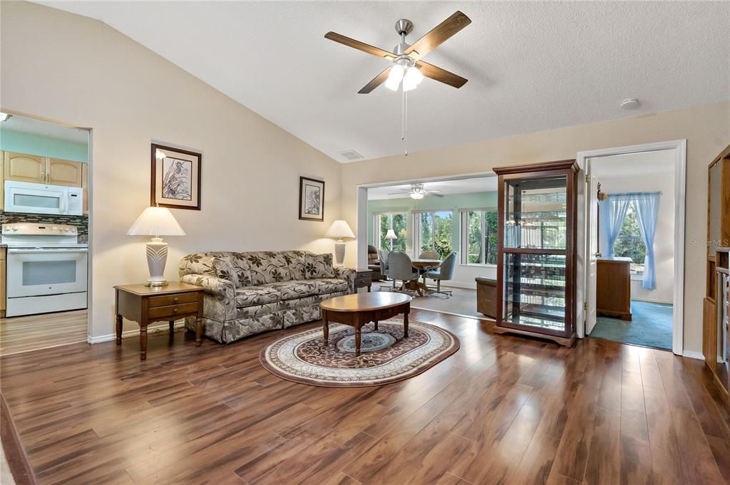 Activo con contrato: $149,900 (2 camas, 2 baños, 1211 Pies cuadrados)