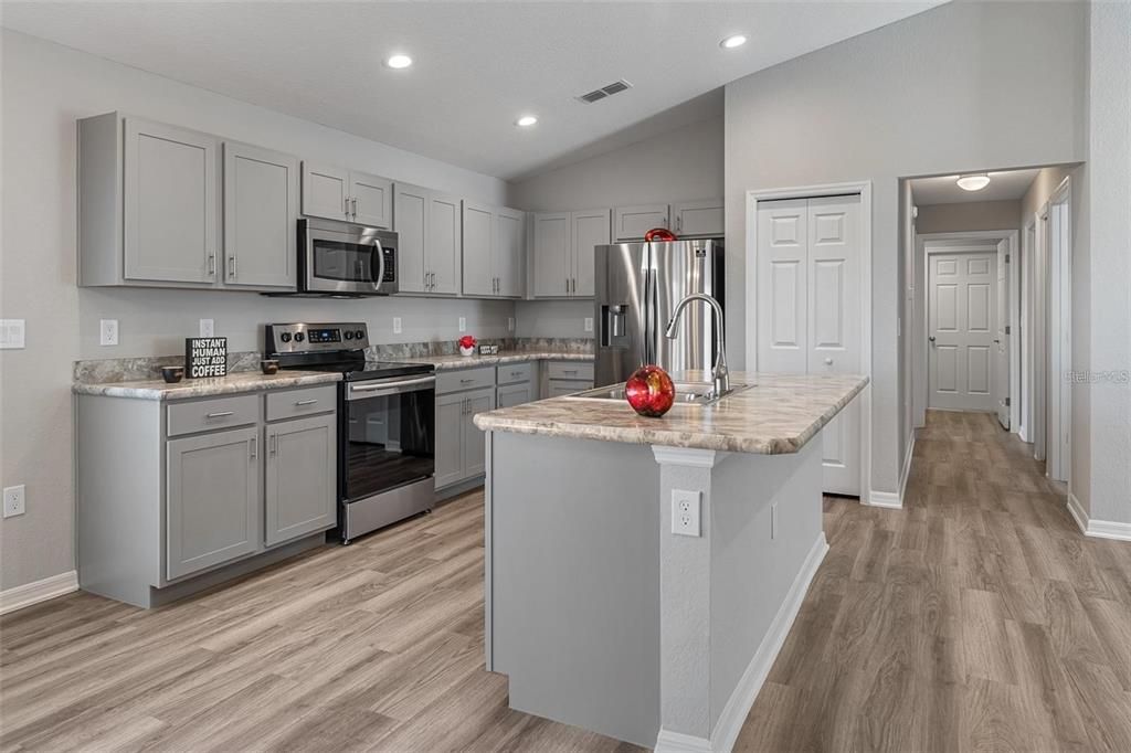 Под контрактом: $1,850 (3 спален, 2 ванн, 1513 Квадратных фут)