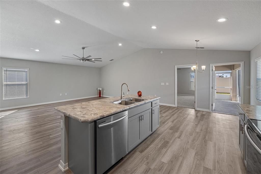 Под контрактом: $1,850 (3 спален, 2 ванн, 1513 Квадратных фут)