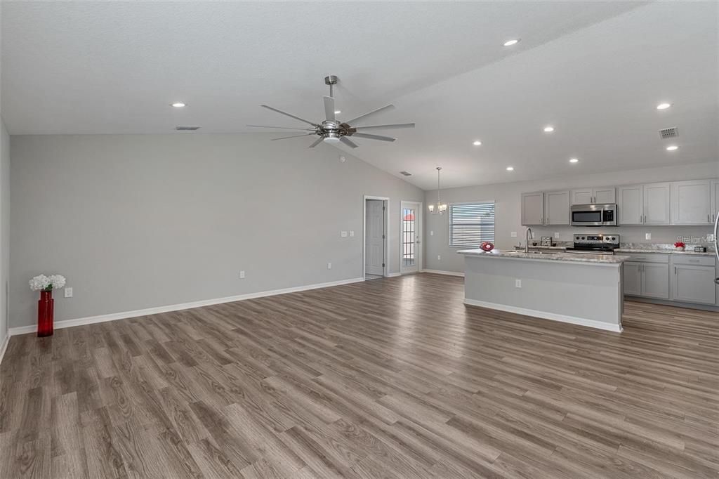 Под контрактом: $1,850 (3 спален, 2 ванн, 1513 Квадратных фут)