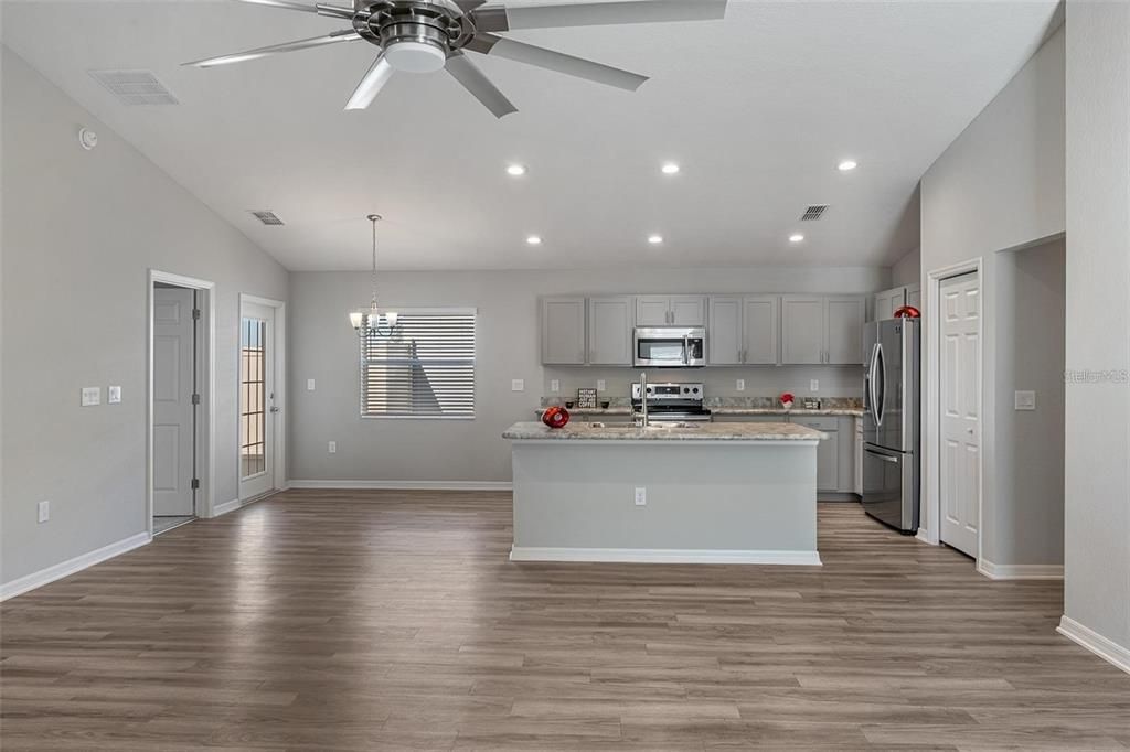 Под контрактом: $1,850 (3 спален, 2 ванн, 1513 Квадратных фут)