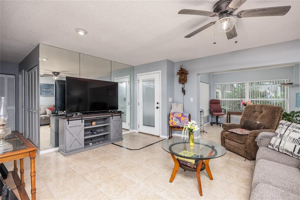 For Sale: $230,000 (2 beds, 2 baths, 1096 Square Feet)