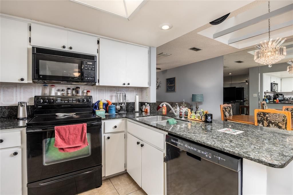 For Sale: $230,000 (2 beds, 2 baths, 1096 Square Feet)