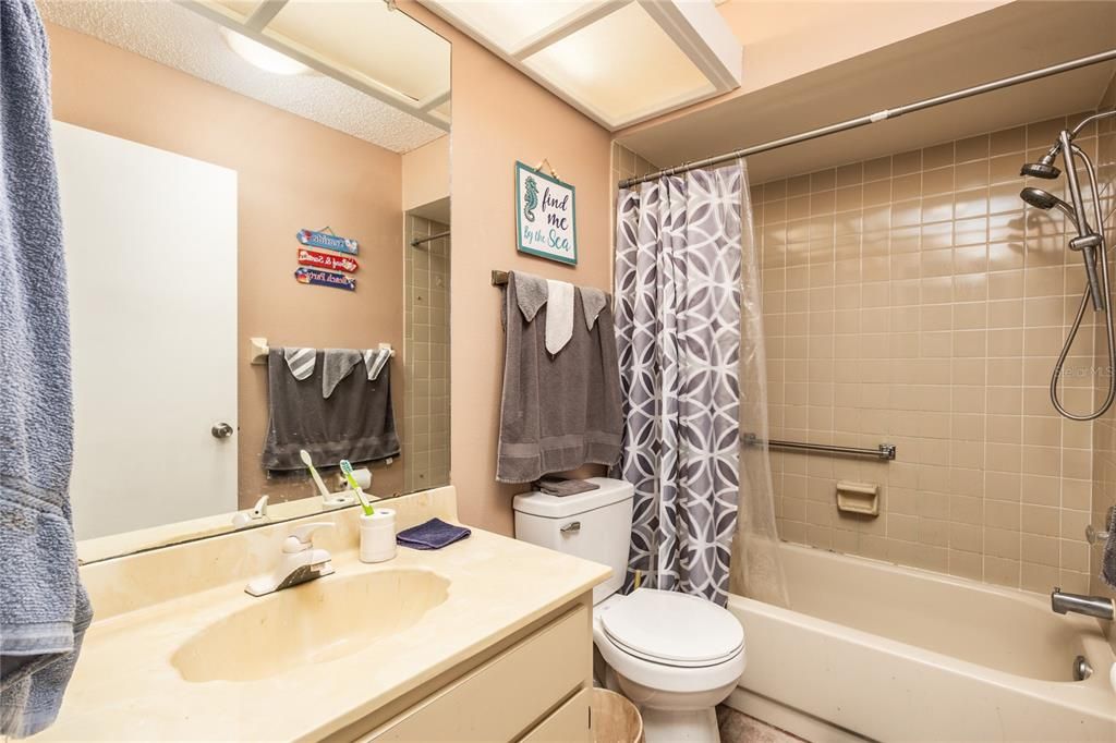 For Sale: $230,000 (2 beds, 2 baths, 1096 Square Feet)