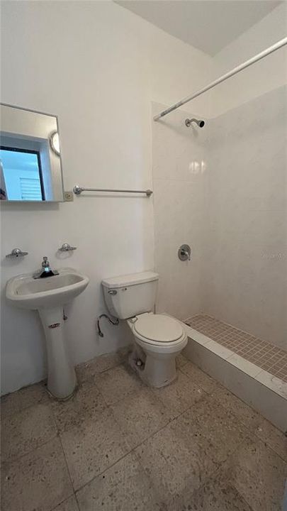 待售: $185,000 (4 贝兹, 0 浴室, 1300 平方英尺)