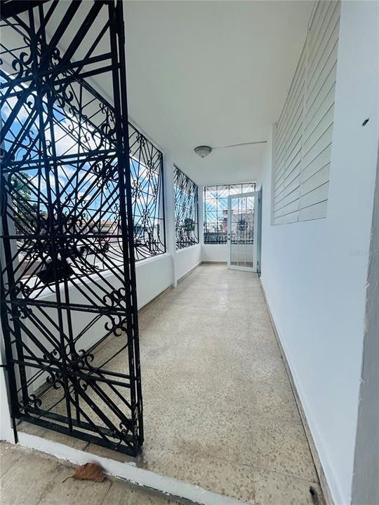 待售: $185,000 (4 贝兹, 0 浴室, 1300 平方英尺)