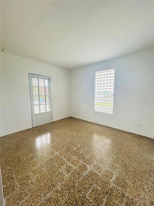 待售: $185,000 (4 贝兹, 0 浴室, 1300 平方英尺)